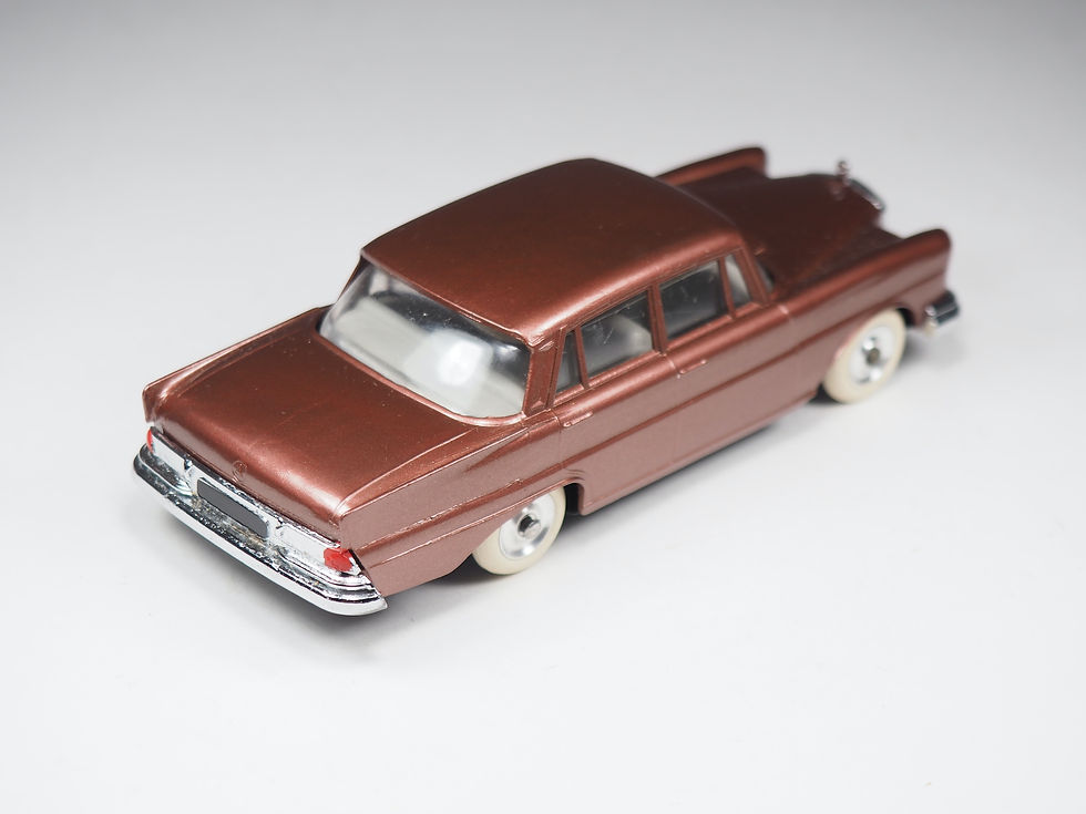 Miniature : JRD - 153 - MERCEDES BENZ 220 S - 1/43