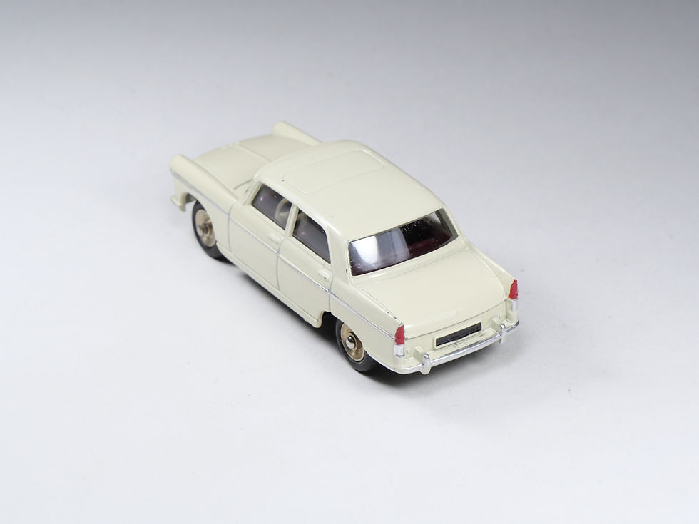 Miniatura: DINKY TOYS FRANCE - 553 - Peugeot 404 - Intérieur chocolat - En boite