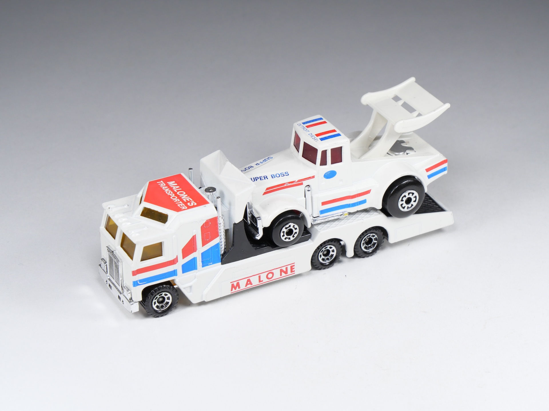 MATCHBOX CONVOY - CY10 - Malone’s Kenworth racing transporter Red windows - 1/64