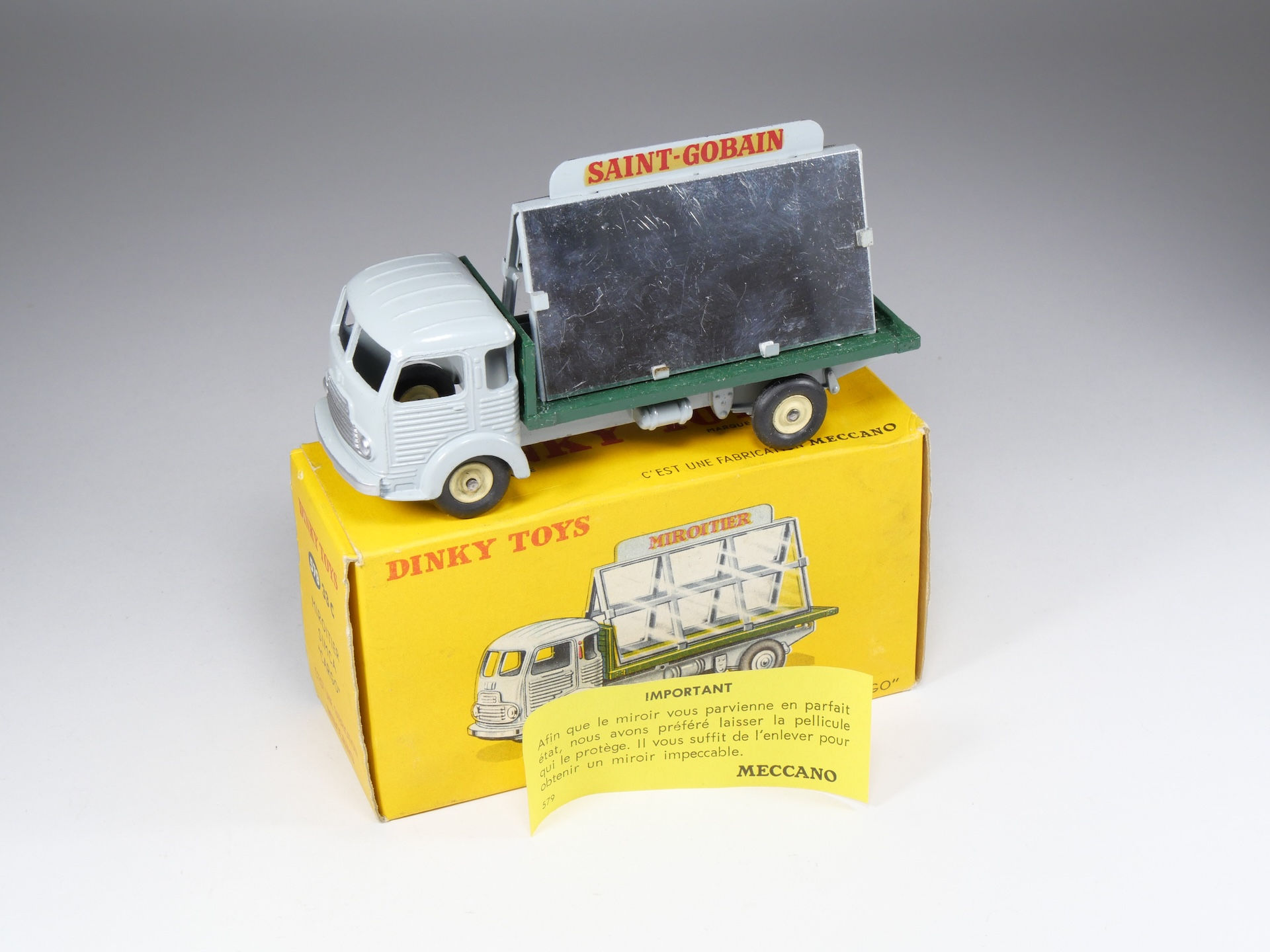 DINKY TOYS FRANCE - 579 / 33C - Miroitier Simca Cargo - Jantes concaves - En boi