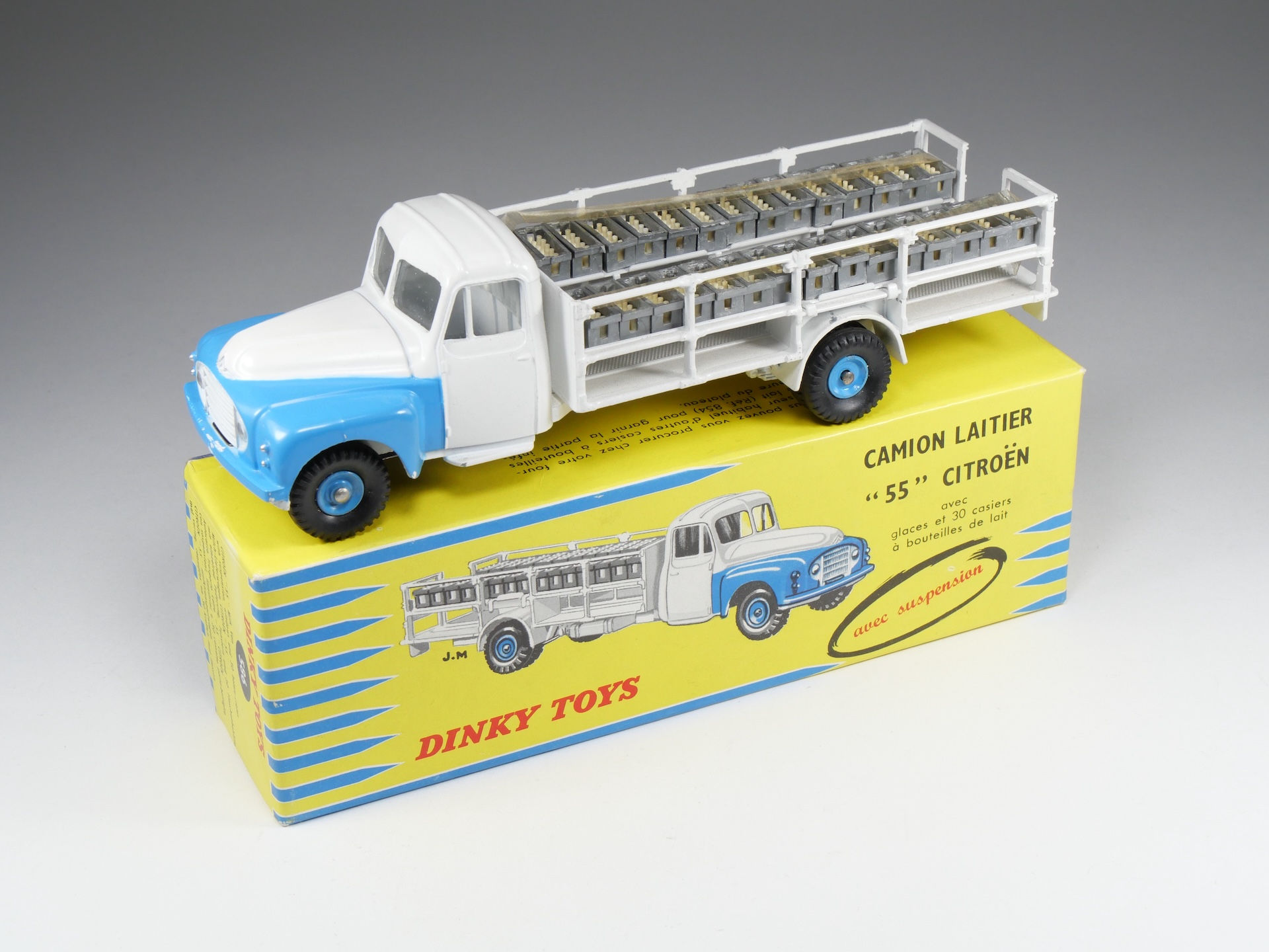 DINKY TOYS FRANCE - 586 - Camion Citroen P55 Laitier « 55 » - En boite