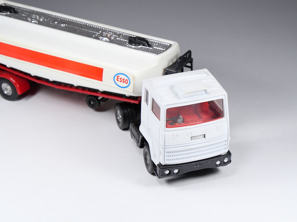 Miniatura: CORGI - 1157 - Ford Truck Tanker Esso - Intérieur rouge - 1/43
