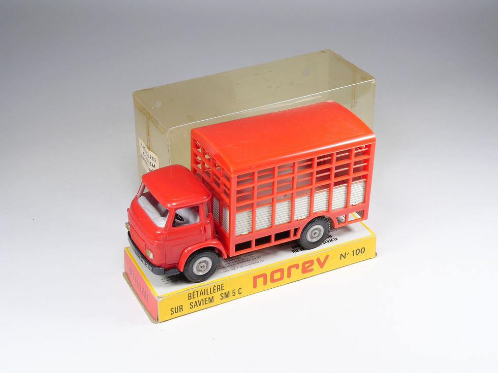 NOREV - 100 - Saviem SG4 Bétaillère - Rouge et gris - En boite