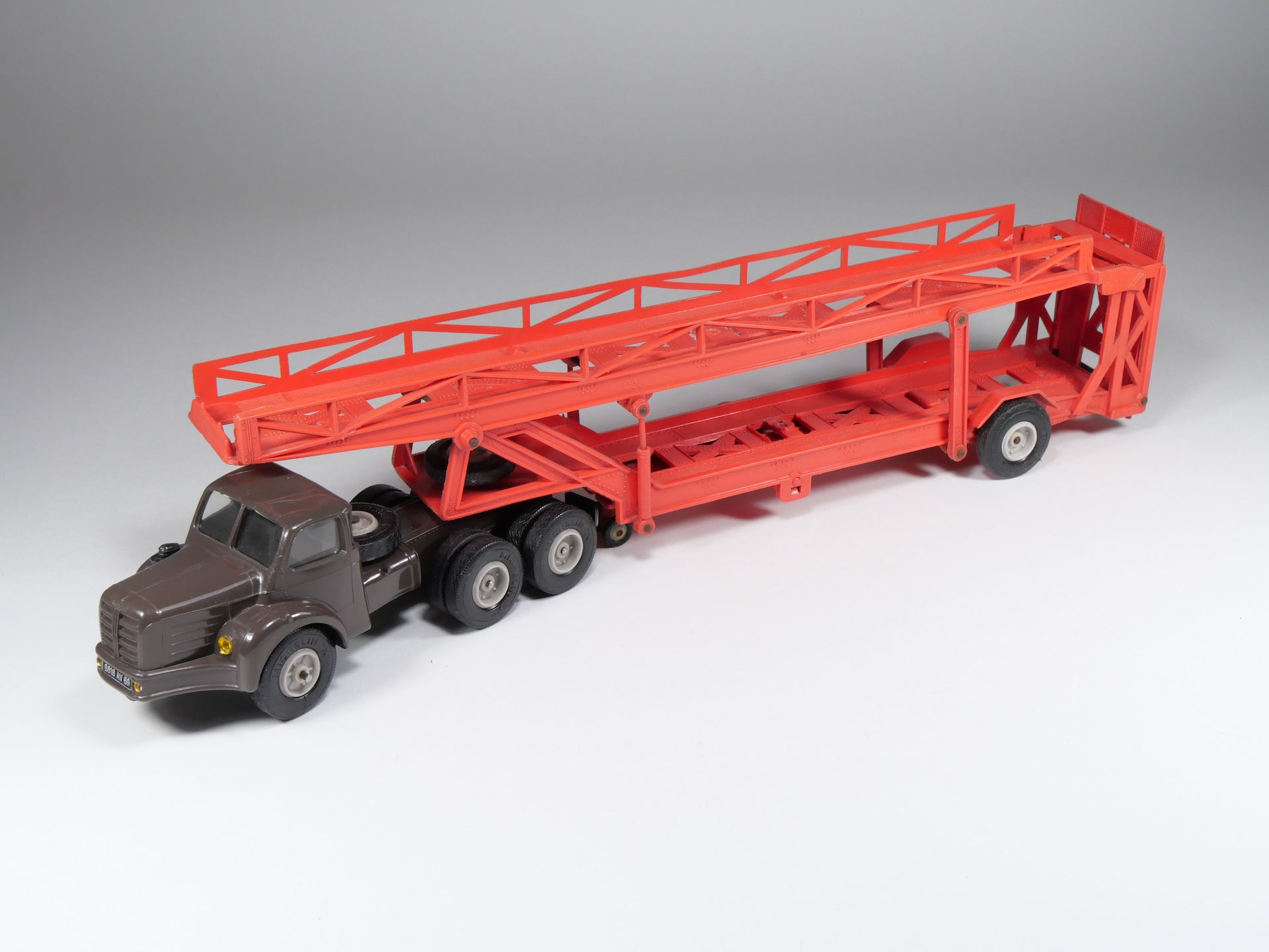 NOREV - 95 - Tracteur Berliet TBO 15 - Transporteur - Chocolat noir - 1/43