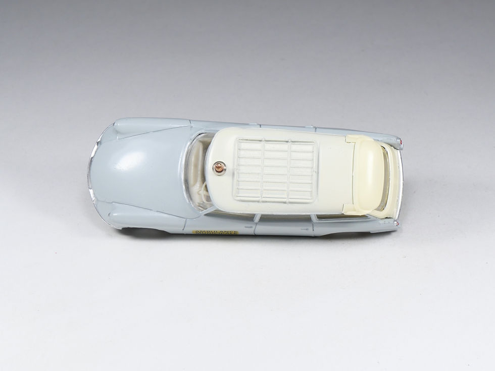 Miniature : DINKY TOYS FRANCE - 556 - Citroen Ambulance Break ID 19 - Décalques Alignés