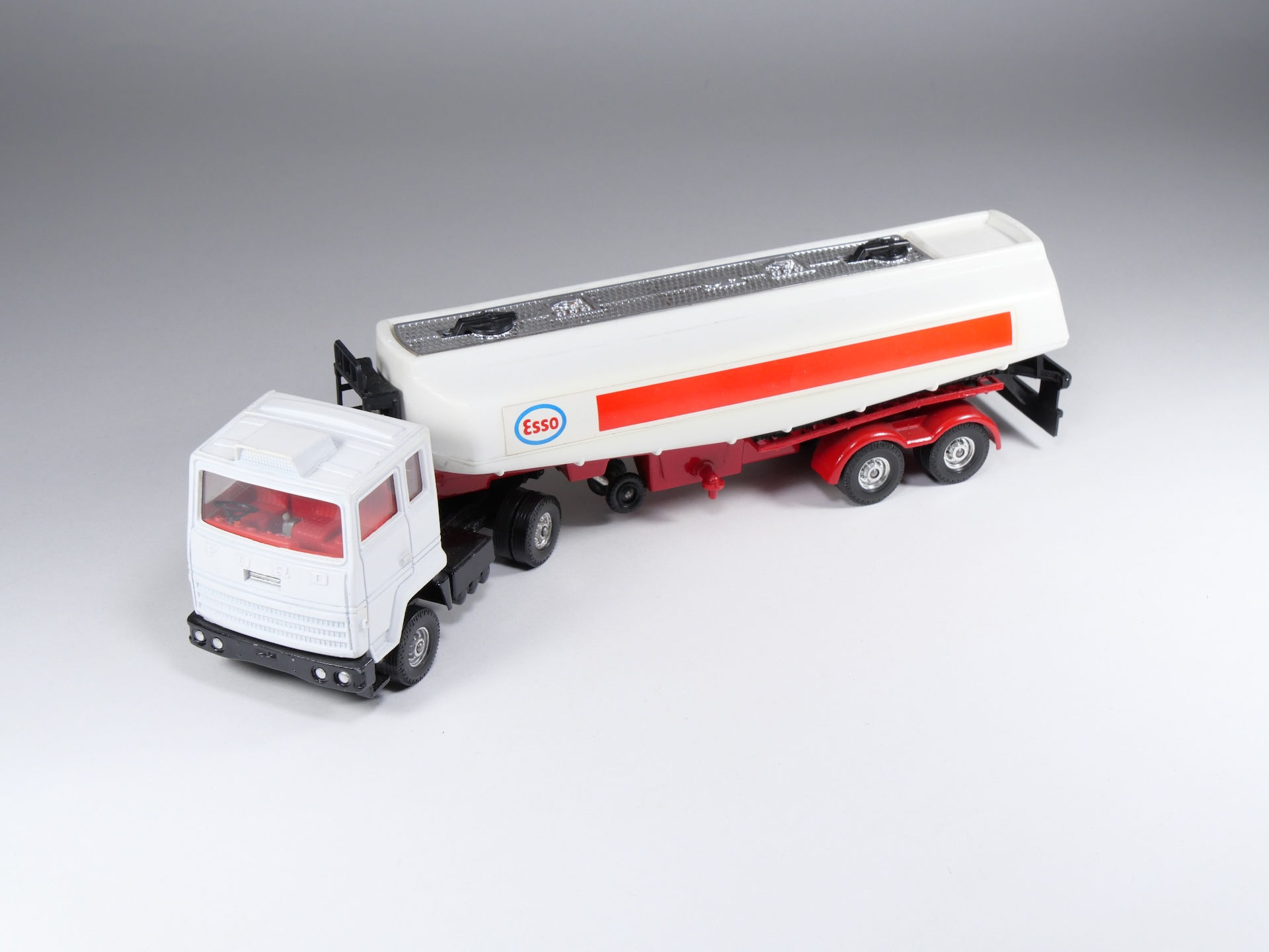 CORGI - 1157 - Ford Truck Tanker Esso - Intérieur rouge - 1/43