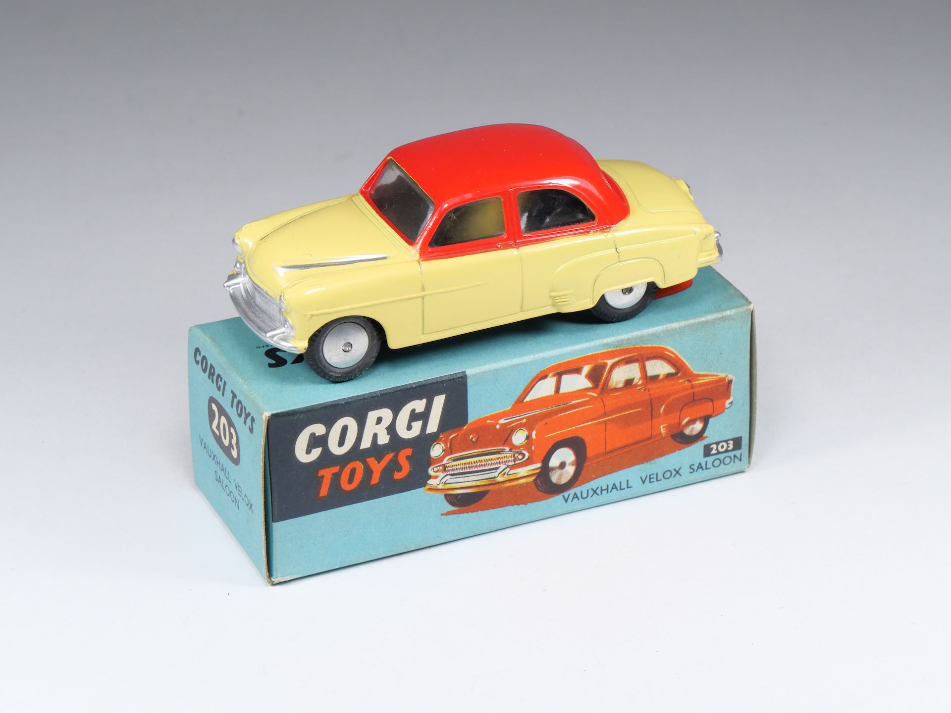 CORGI - 203 - Vauxhall Velox Saloon - Crème et rouge - En boite