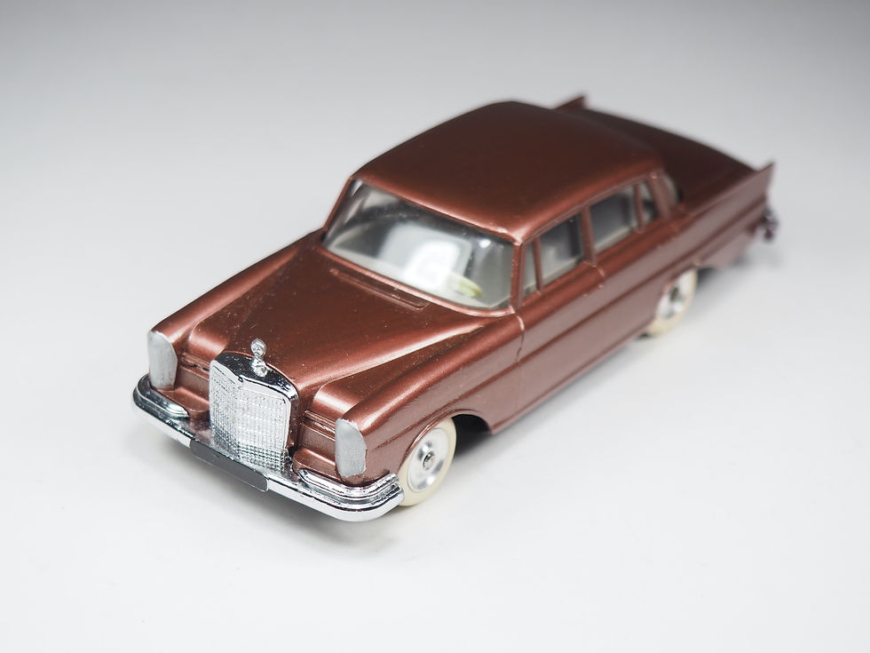 Miniature : JRD - 153 - MERCEDES BENZ 220 S - 1/43