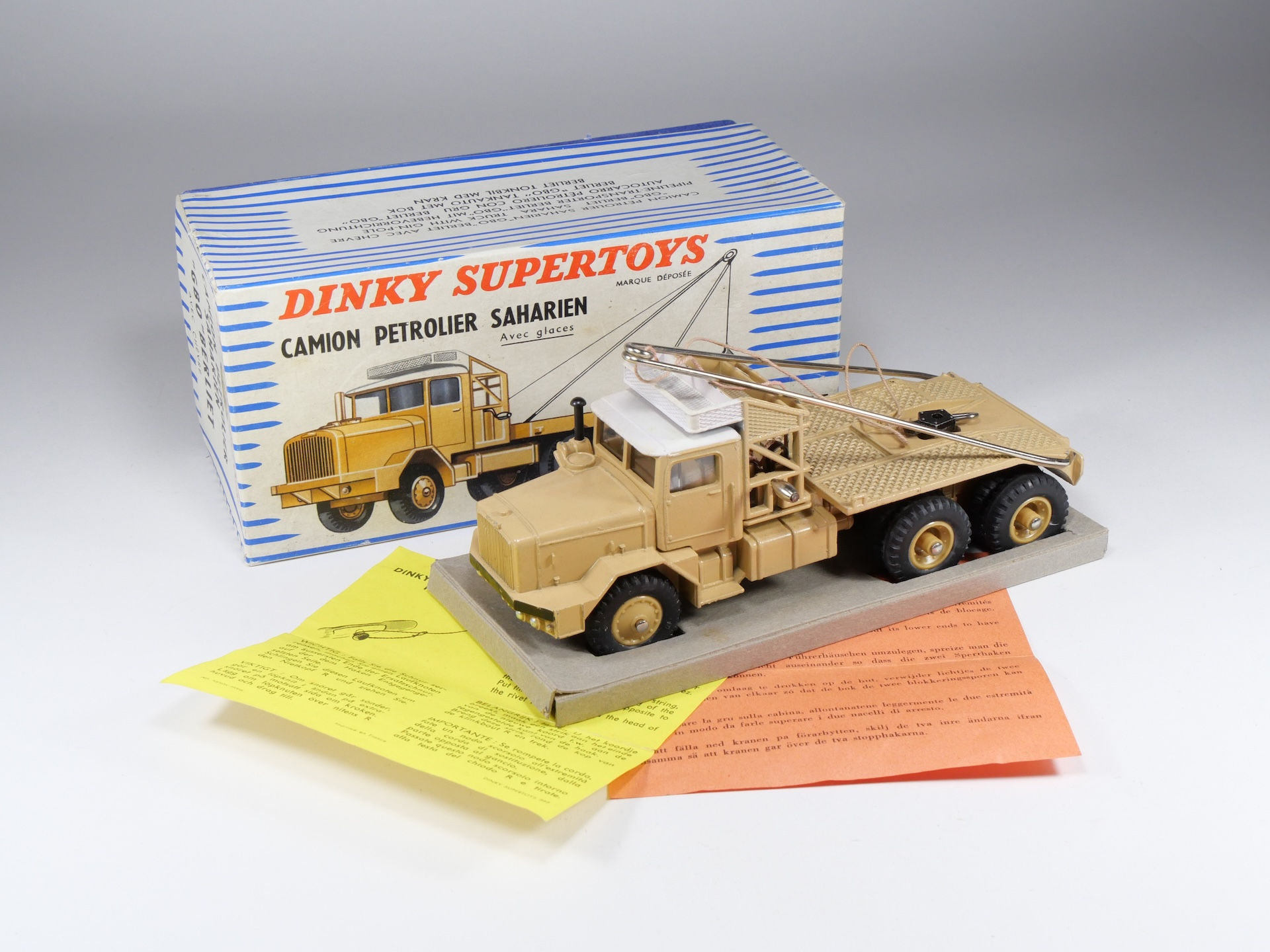 DINKY TOYS FRANCE - 888 - Camion Petrolier Saharien GBO Berliet - En boite