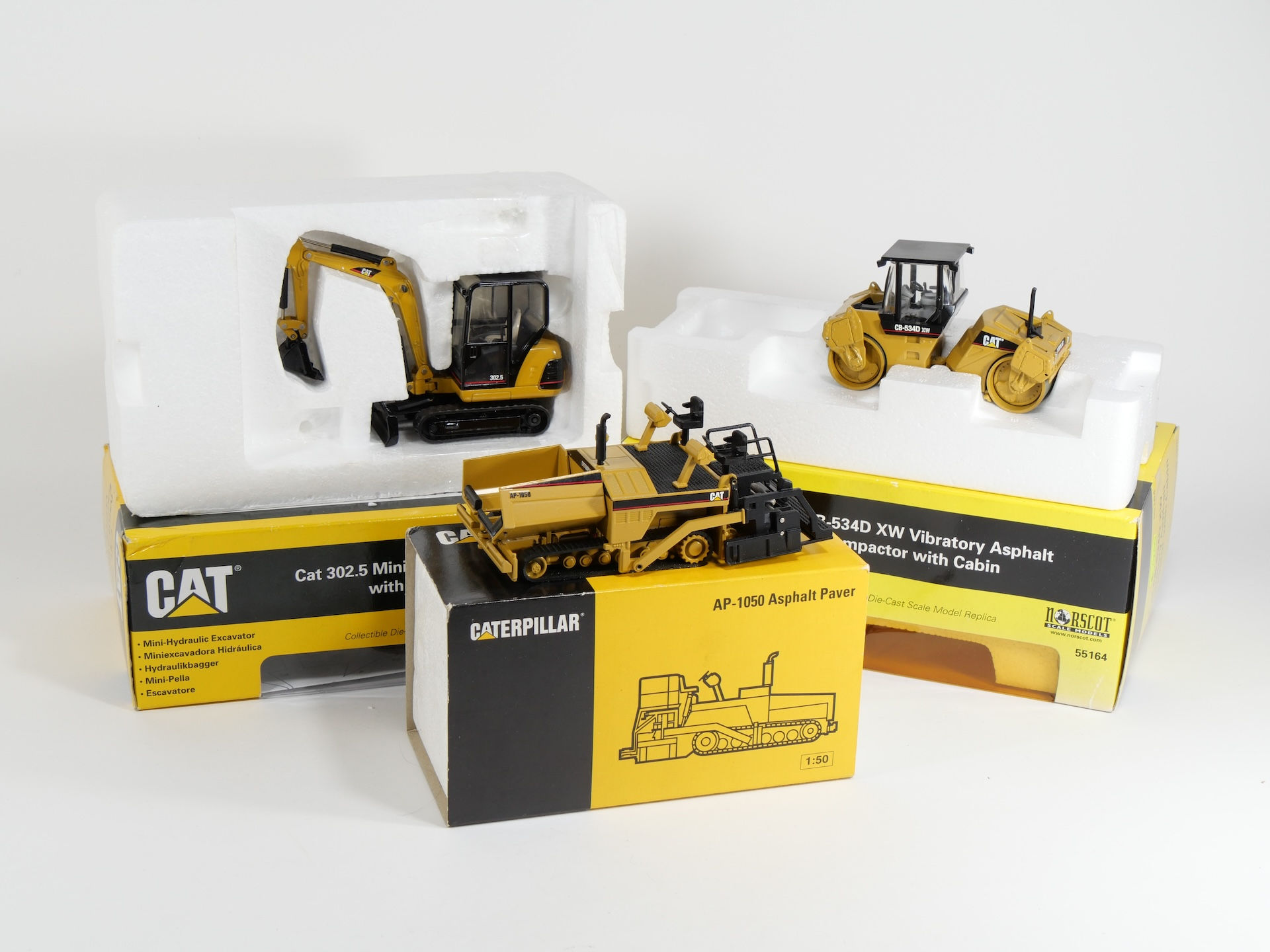 CATERPILLARS - x 2 Norscot CB-534D et 302.5 - x1 AP-1050 Asphalt Paver - 1:50