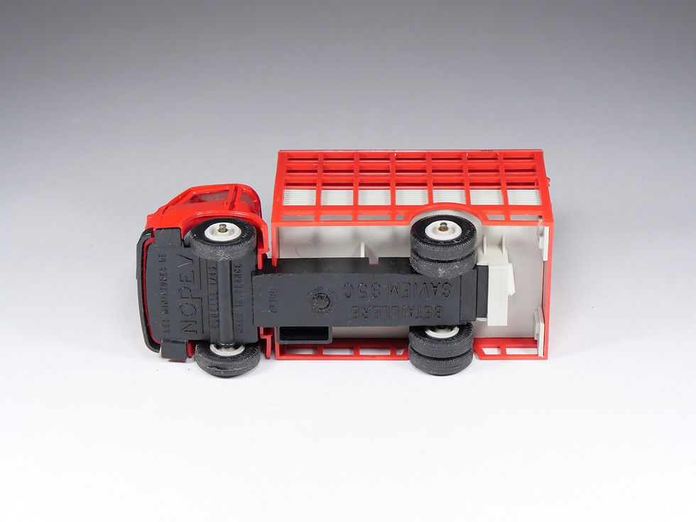Miniatura: NOREV - 100 - Saviem SG4 Bétaillère - Rouge et gris - En boite