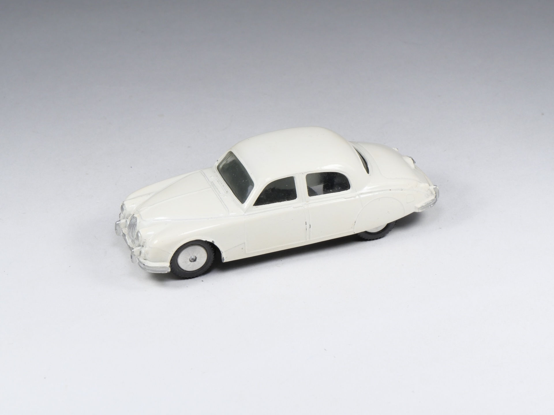 CORGI - 208 - Jaguar 2.4 Litre - Blanc - 1/43