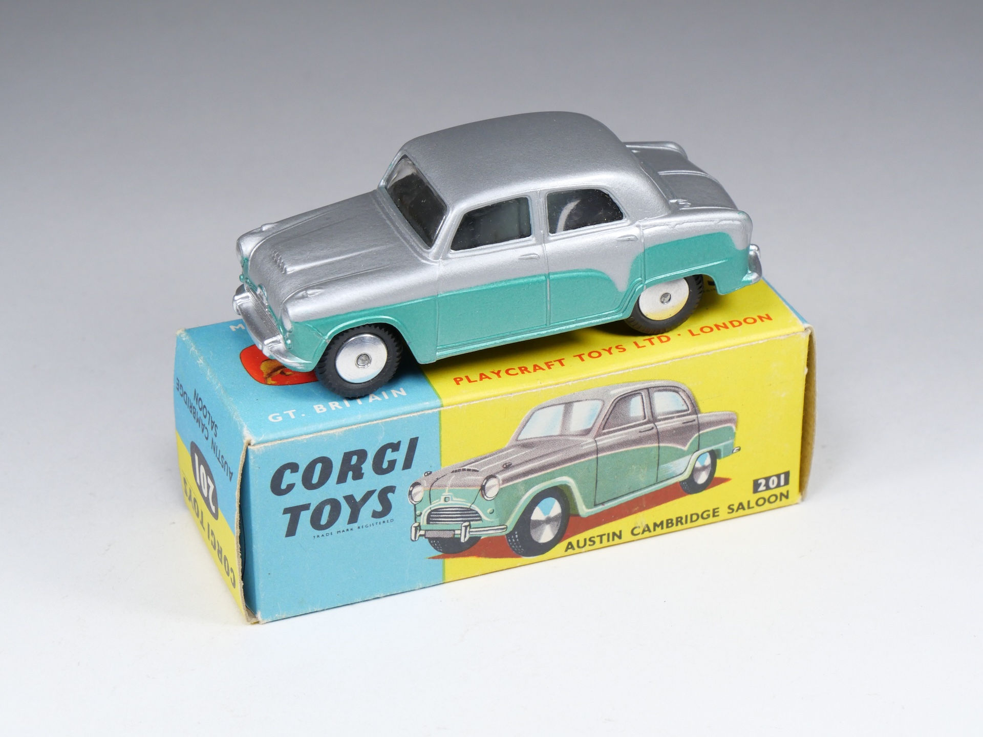 CORGI - 201 - Austin Cambridge Saloon - Bicolore - En boite