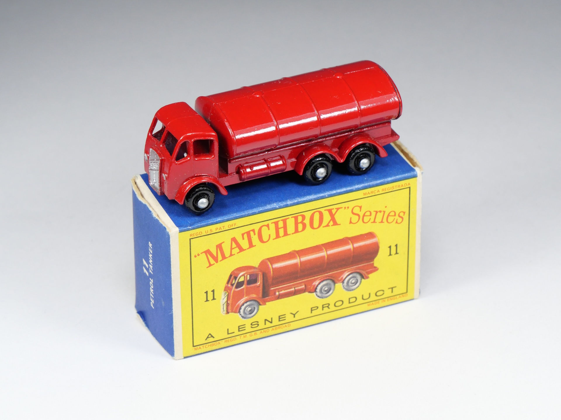 MATCHBOX - 11-B - ERF ESSO Tanker -  Roues en plastique noir - En boite