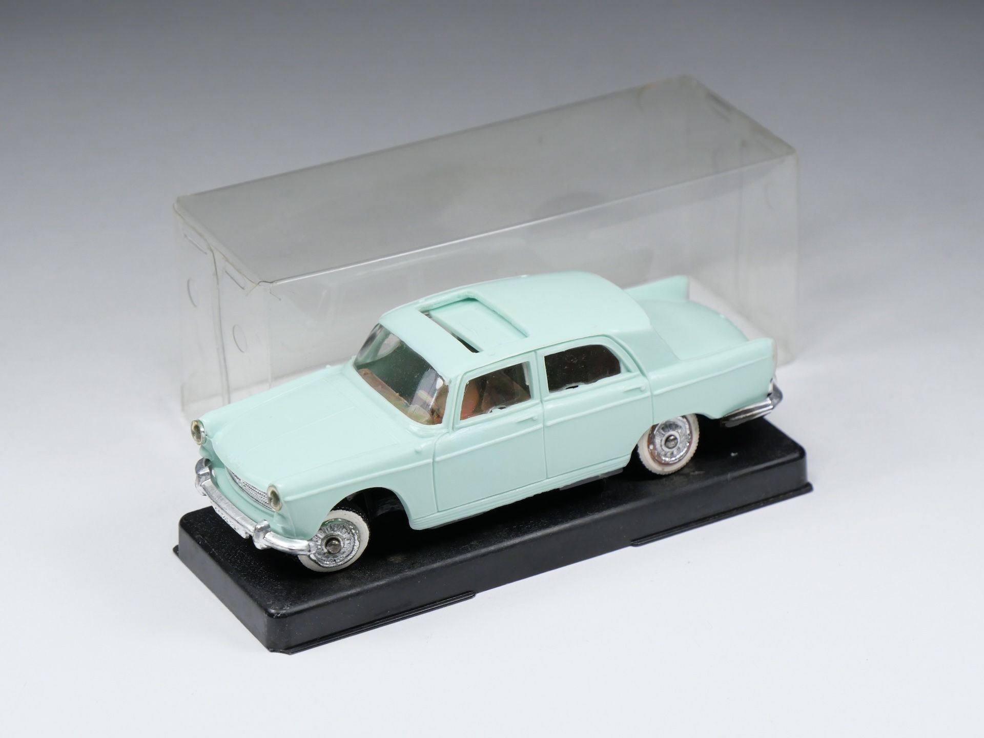 NOREV - 51 - Peugeot 404 - Servo direction - Bleu pale - En boite