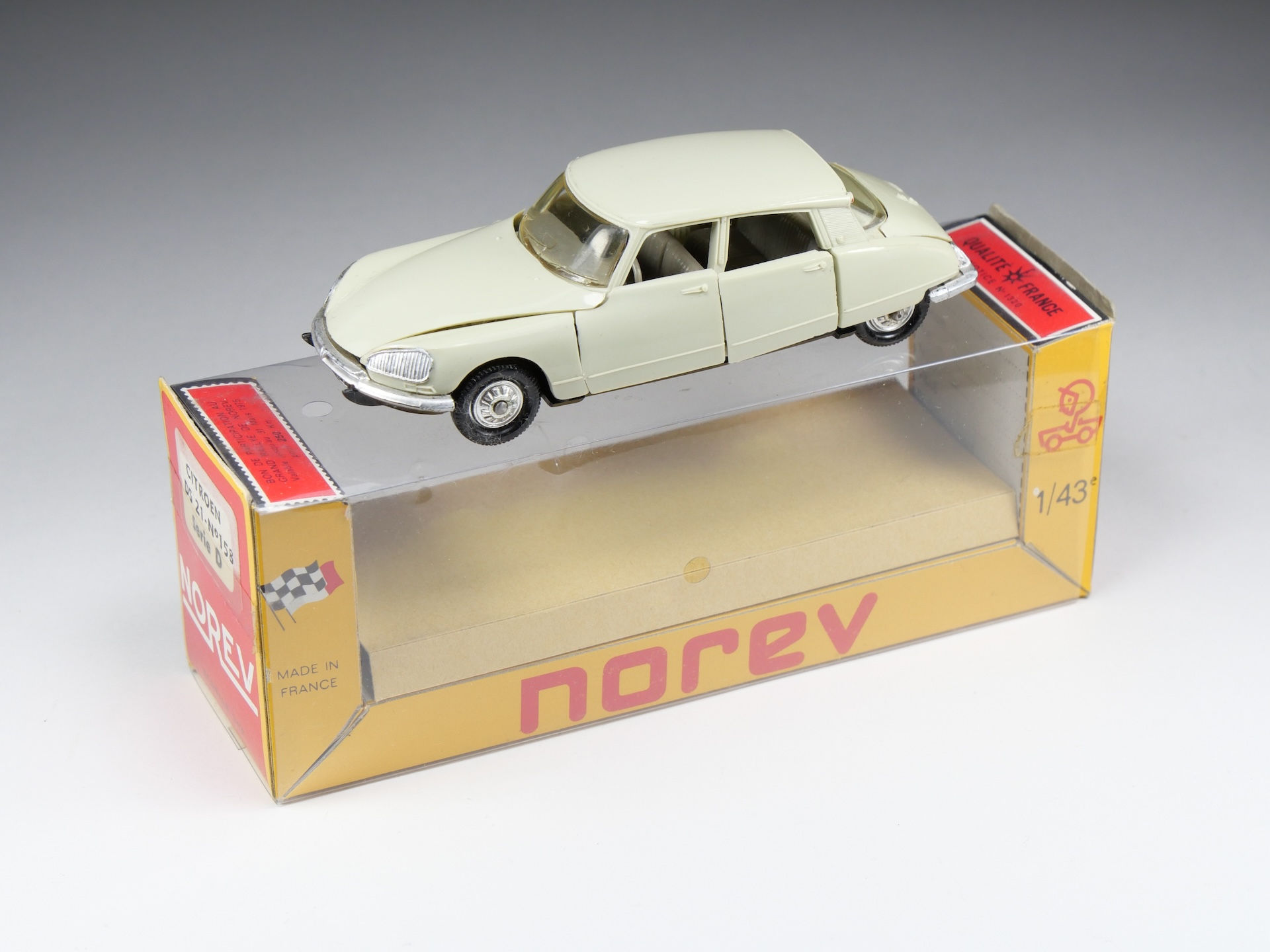 NOREV - 158 - Citroen DS 21 - Gris clair - En boite