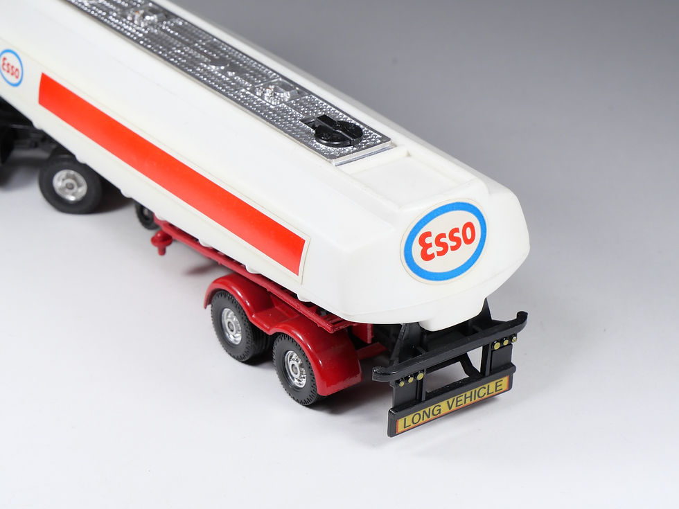 Miniatura: CORGI - 1157 - Ford Truck Tanker Esso - Intérieur rouge - 1/43