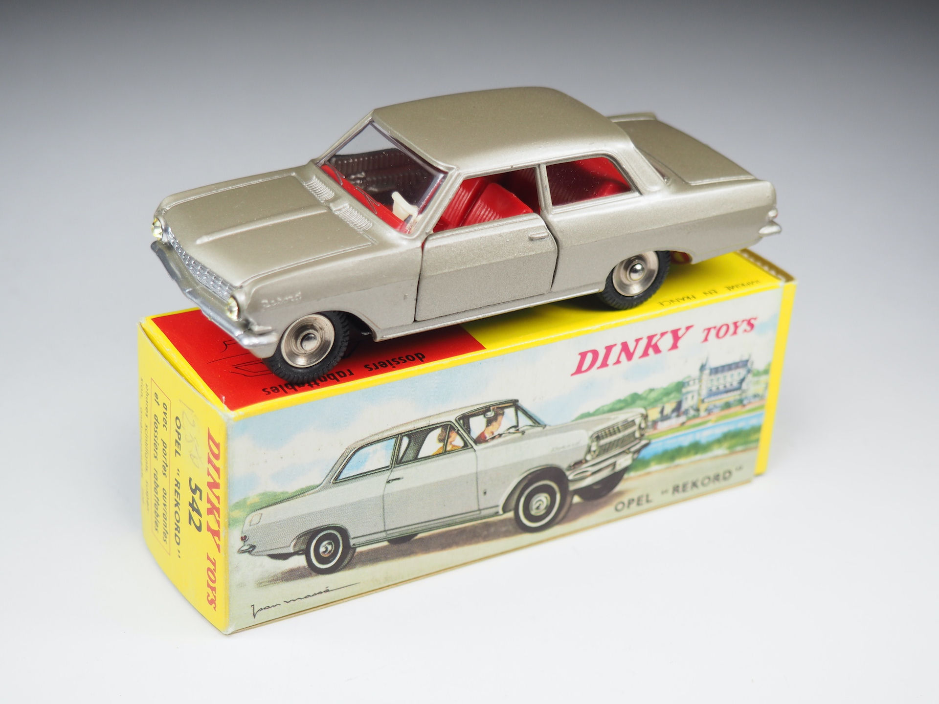 DINKY TOYS FRANCE - 542 - OPEL REKORD - 1/43
