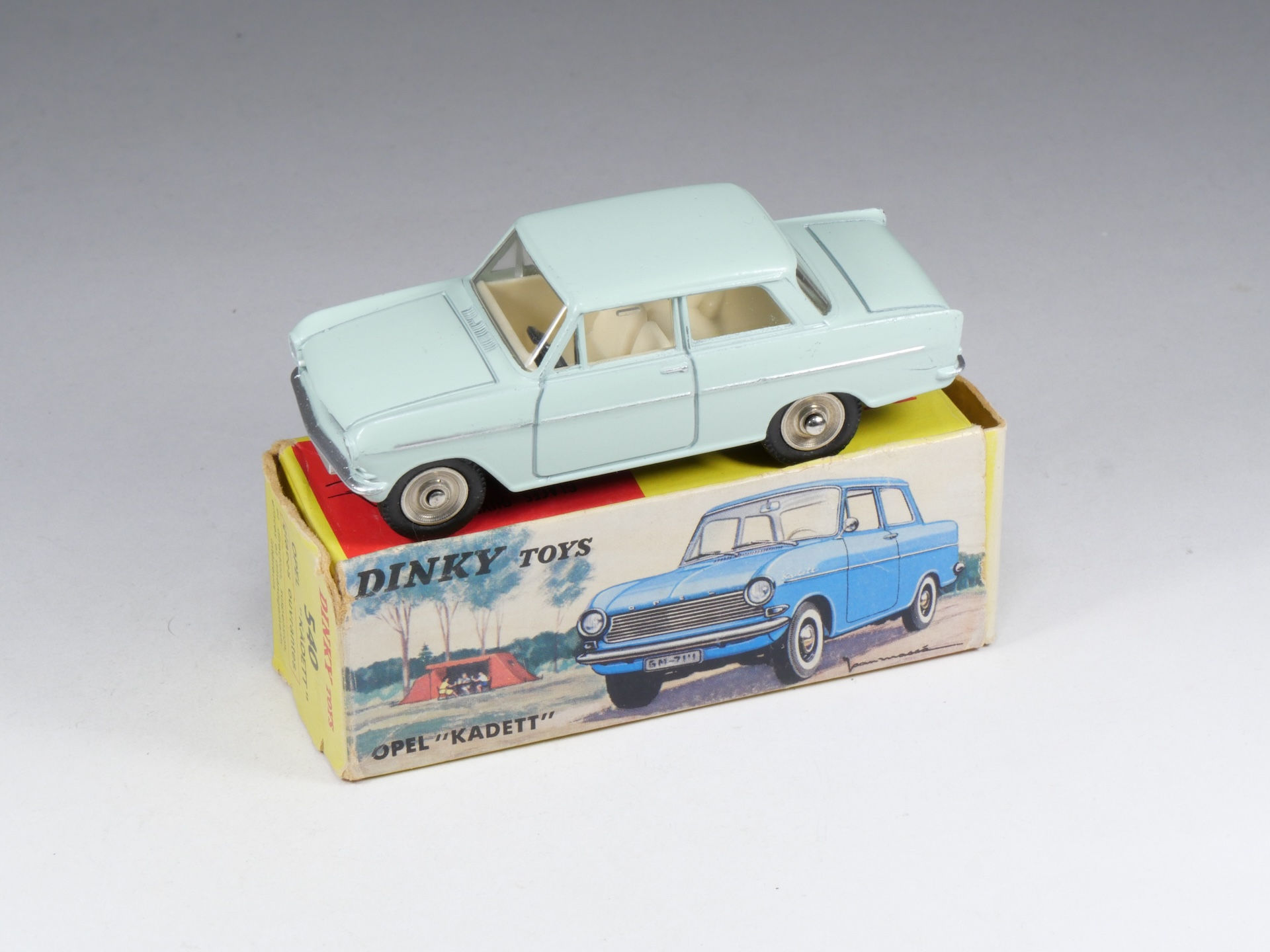 DINKY TOYS FRANCE - 540 - Opel Kadett - Grandes Jantes - En boite