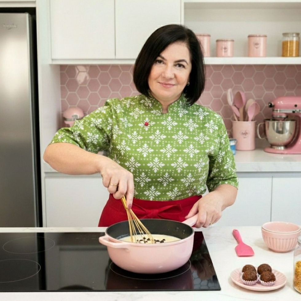 Regina De Marchi na cozinha fazendo brbigadeiros