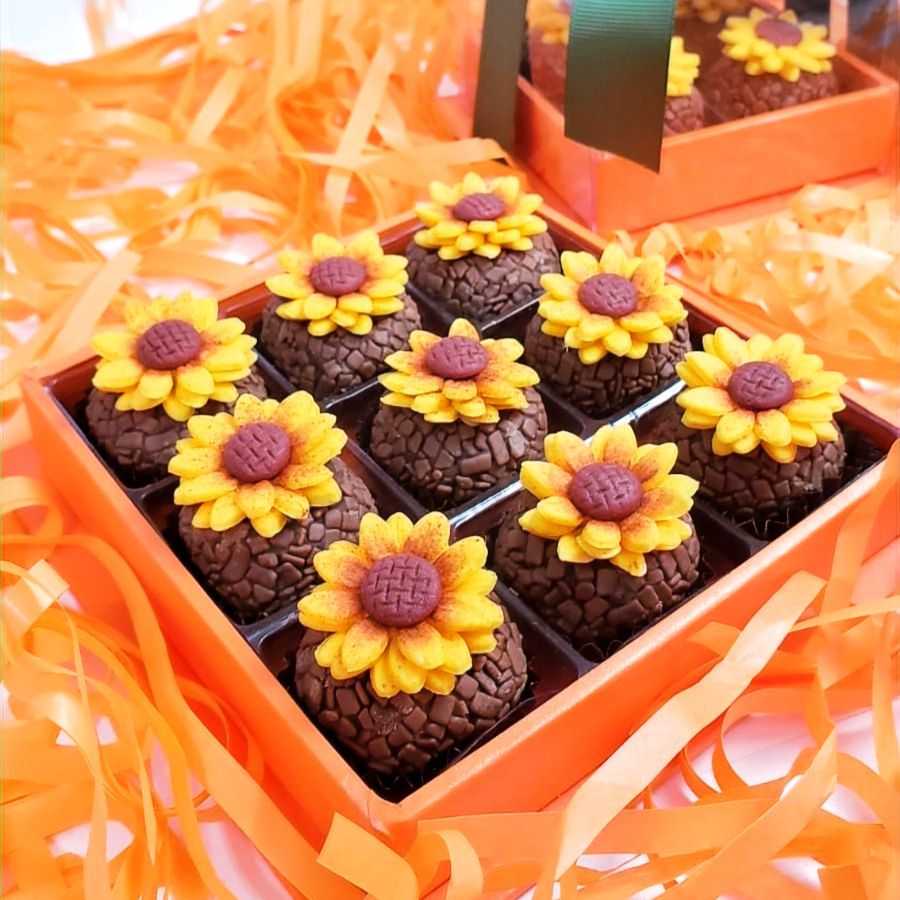 Caixa com 9 brigadeiros artesanais e girassol em pasta americana
