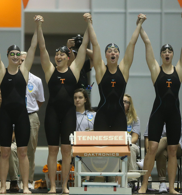 Kira Toussaint in de victory pose met haar Tennessee teamgenoten. Van links naar rechts: Meghan Small, Colleen Callahan, Kira Toussaint, Madeline Banic