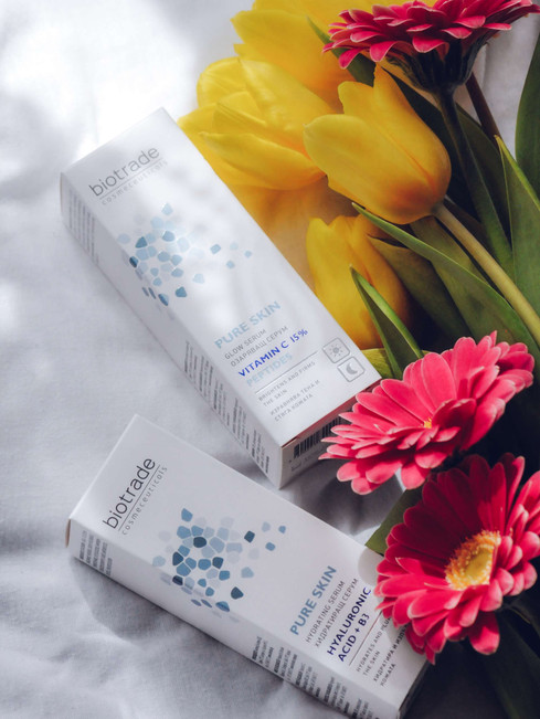 Pure Skin хидратиращ серум с хиалуронова киселина и ниацинамид, Pure Skin озаряващ серум с витамин C 15 % и пептиди