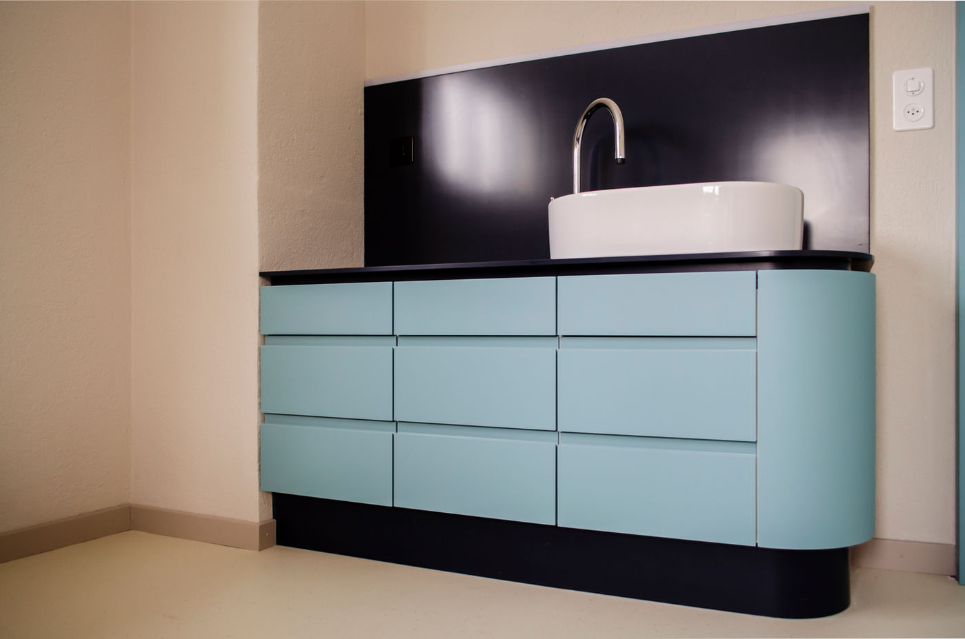 Aufsatzwaschtisch, Waschtischunterbau, Linoleum Furniture, Kunststein Hi-Macs Deep Indigo, Corbo Desktop, KT Colors, Linoleum Cocoa
