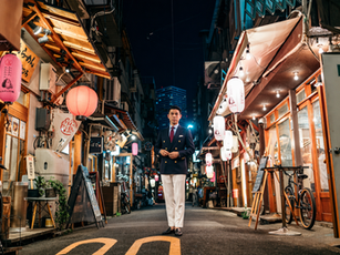 広島のオーダースーツ店 The My Way のブレザーを着用