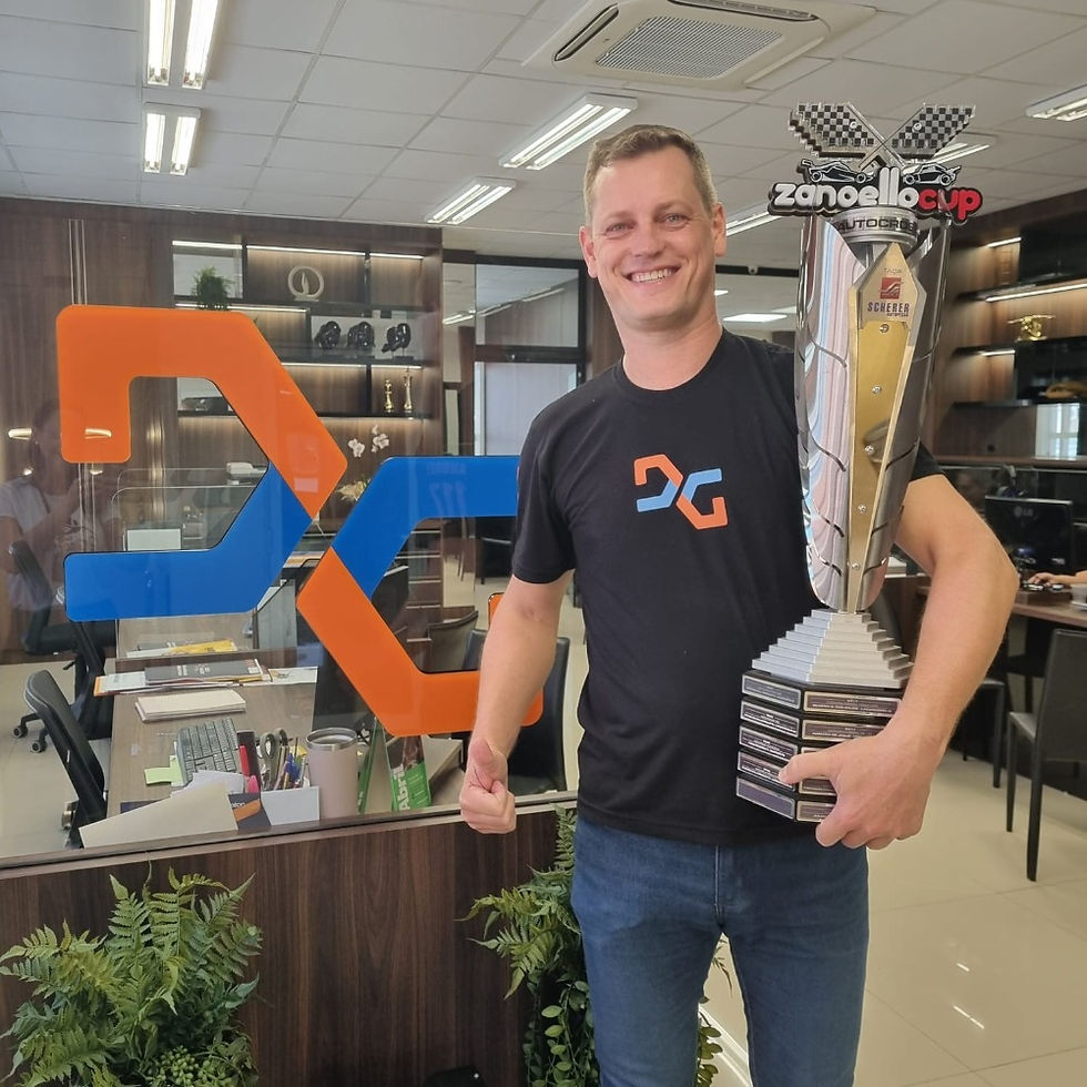 Andrey Arenhart piloto de corrida de carros com o Troféu Scherer Autopeças da Zanoello Cup de aurtocross