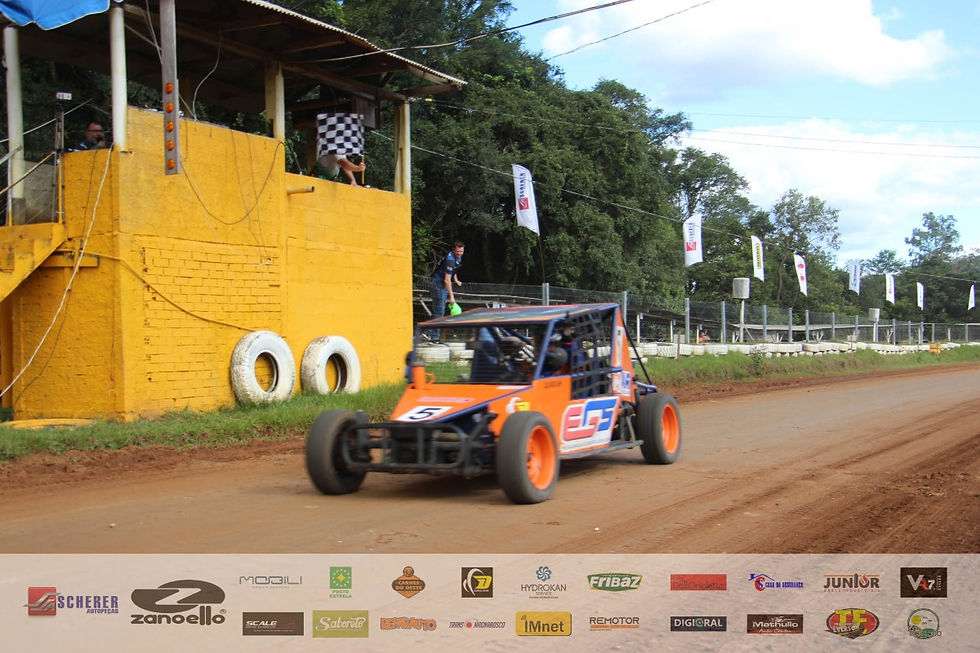 Juliano Bittencourt vibra com a vitória na corrida de carros da ZanoelloCup