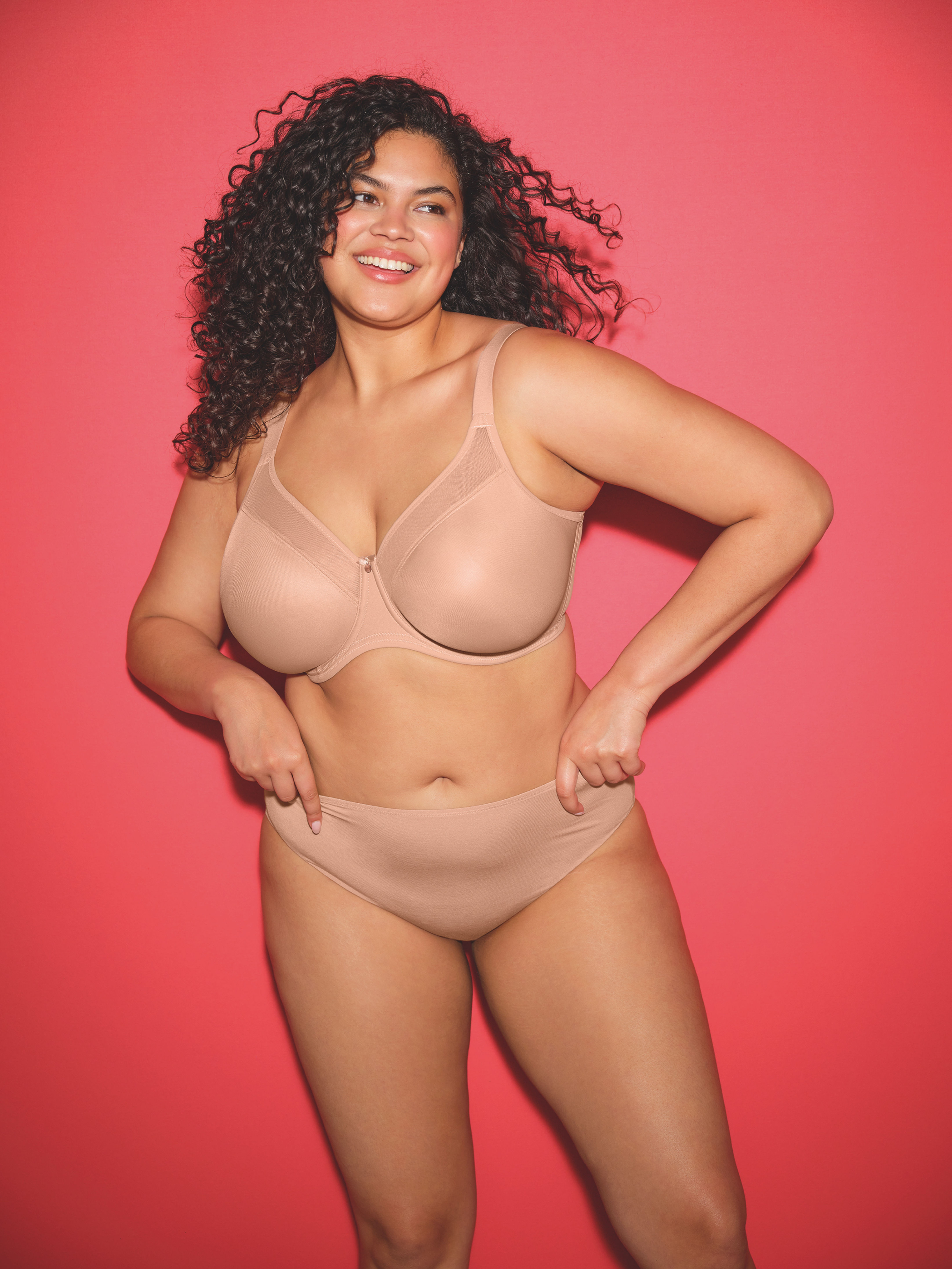 Model in Elomi Smooth bra and full brief in Sahara.