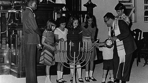 חנוכה ב1979 בבית כנסת שערי שלום בקינגסטון,ג'מייקה