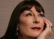 Anjelica Huston a cuore aperto ci racconta del padre, di Jack Nicholson e della voglia d'innamorarsi