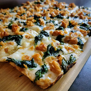 ROASTED GARLIC WHITE CHICK'N PIZZA