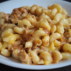 BEYOND SMOKED GOUDA MAC & CHEEZ with Caramelized Onions