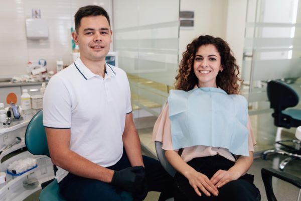 Dentistas cerca de mí; Dentista junto a paciente