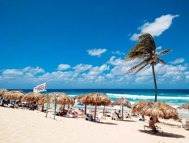 Fotografía de la playa más bella que puedes conocer en viajes a Cancún y disfrutar de grandes vistas y momentos increíbles.