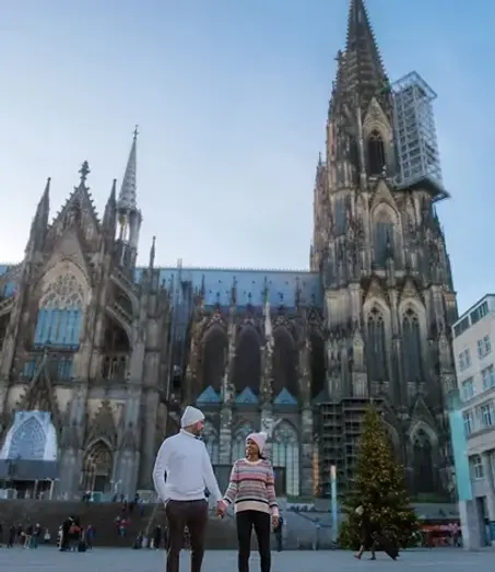Pareja caminando por sitios históricos de Alemania, disfrutando de momentos únicos en sus viajes a Alemania.