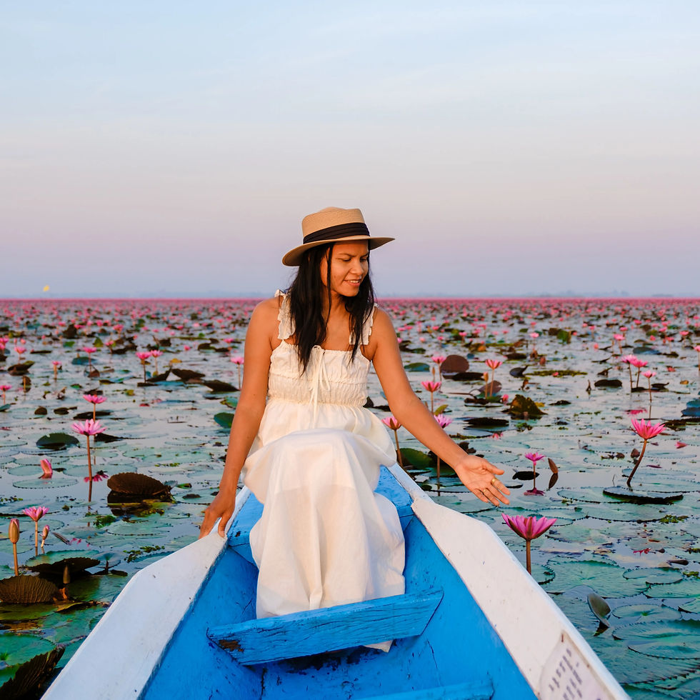 Mujer sentada en la orilla de un bote azul, posando para capturar un momento inolvidable en uno de los mejores destinos para quinceañeras.