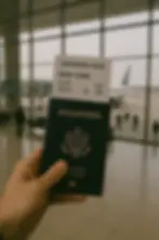 Hombre con pasaporte en mano esperando su vuelo a USA después de saber ¿Cuánto cuesta un viaje a New York desde México en 2025?