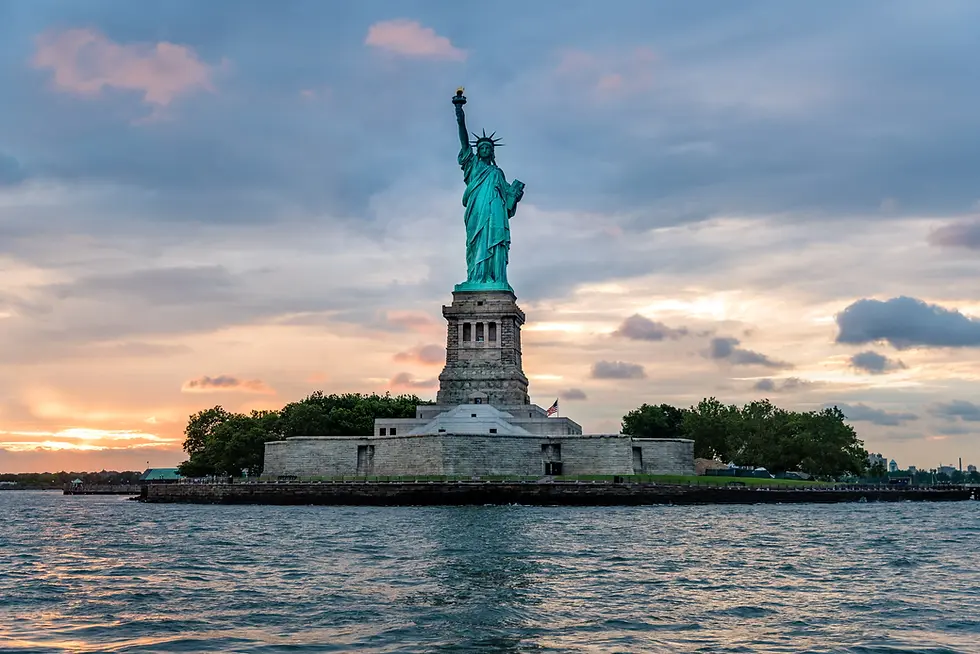 Disfruta de conocer la Estatua de la libertad, lugar emblemático de la ciudad que nunca duerme ubicándose dentro del Top 10 lugares imprescindibles que ver en New York.
