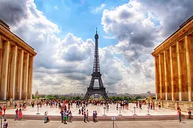 Fotografía con cientos de turistas disfrutando de la vista a la torre eiffel gracias a los mejores viajes a Europa.