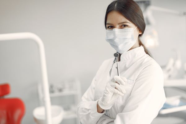 Dentistas cerca de mí; Dentista mostrando sus herramientas