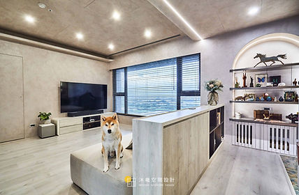 不僅止於風格的營造，沐曦更著重於將機能隱於美學之中。從玄關預留的掃地機器人專屬空間，到臥室內整合全身鏡的大容量頂天衣櫃，每一處收納細節皆經過嚴謹的動線梳理。

我們以溫暖的木質語彙延續空間的安穩感，讓繁瑣的日常雜物有了歸處，確保這座生活的容器在長久居住後，依然能維持最初的清爽與優雅，靜靜散發著屬於家的幸福回甘。