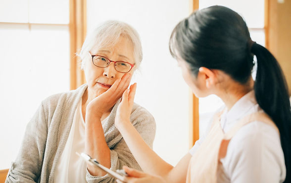 歯の痛みを訴える女性