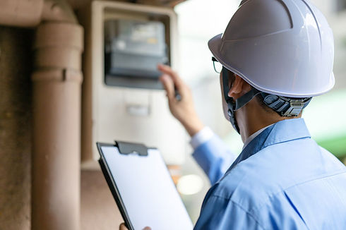 電気設備の点検をする作業員