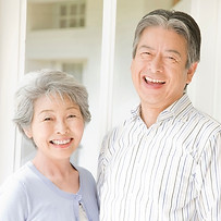 元気な歯で笑うシニアの男女