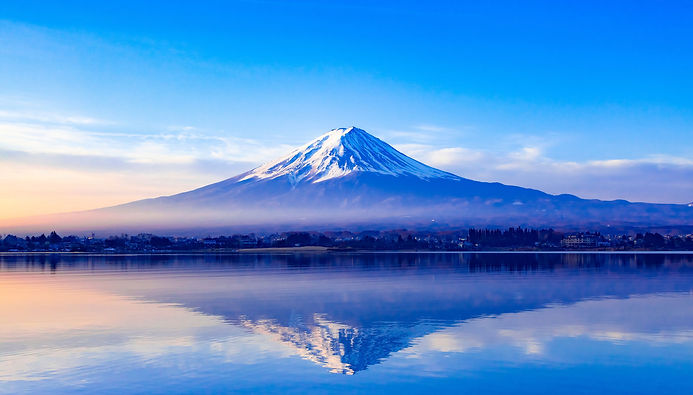 雄大にそびえる富士山