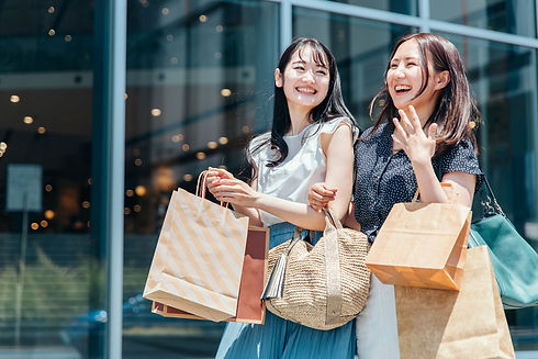 ショッピングを楽しむ女性二人
